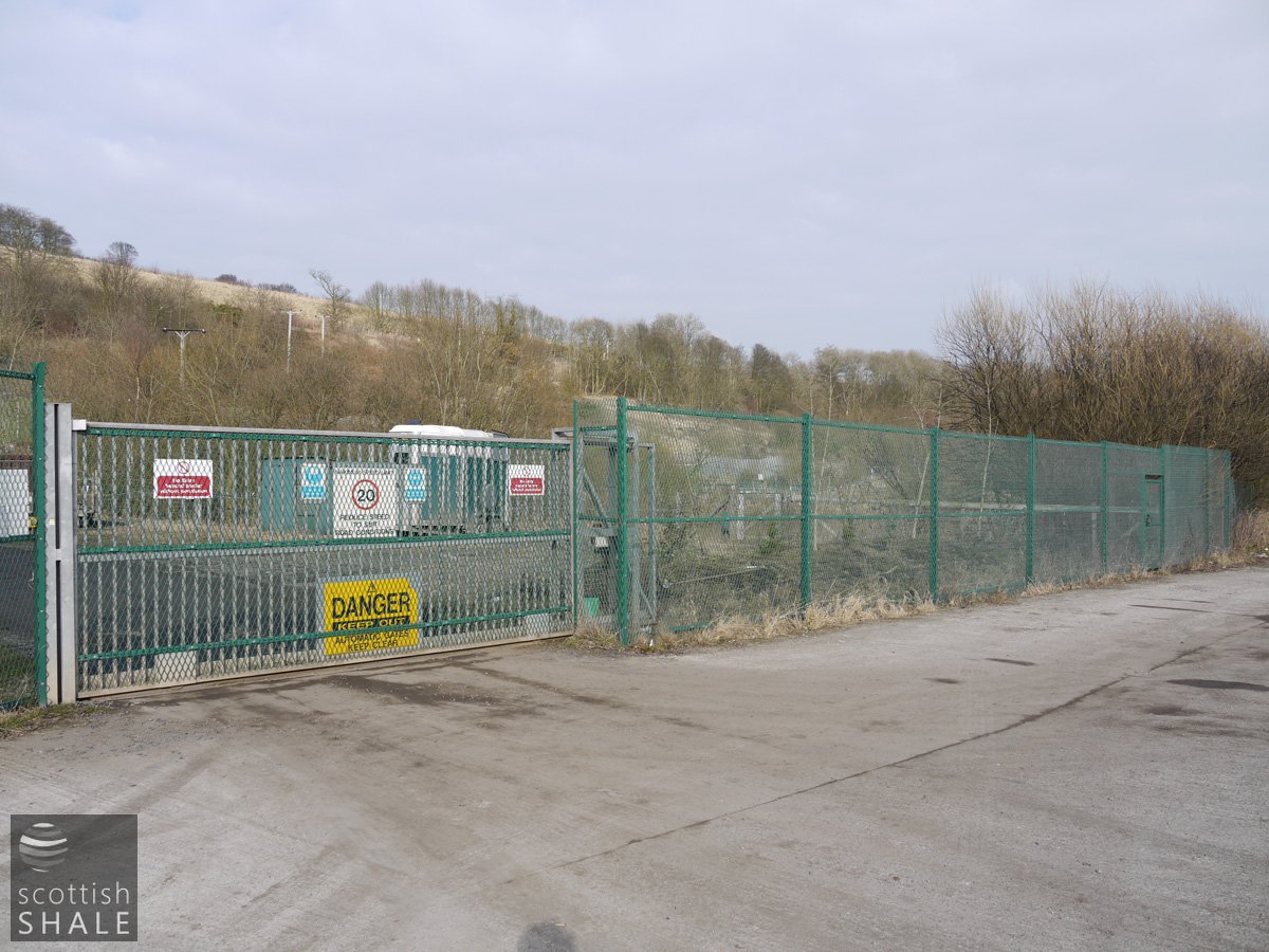Lower Binn housing  56° 4'15.50N 3°12'42.49W 002.jpg